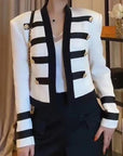 Veste Blanche avec Bandage Noir Boutons Lion Sur Poignetss - Paris Deluxe