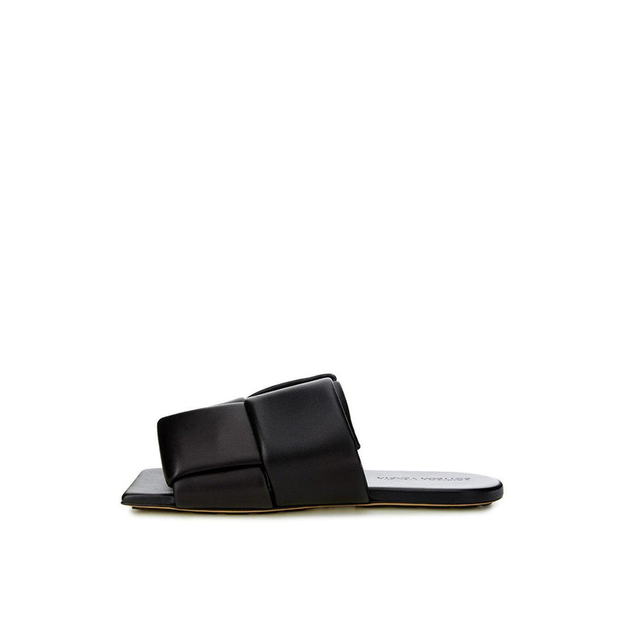 Bottega Veneta Elegant Black Leather Maxi Intreccio Mule