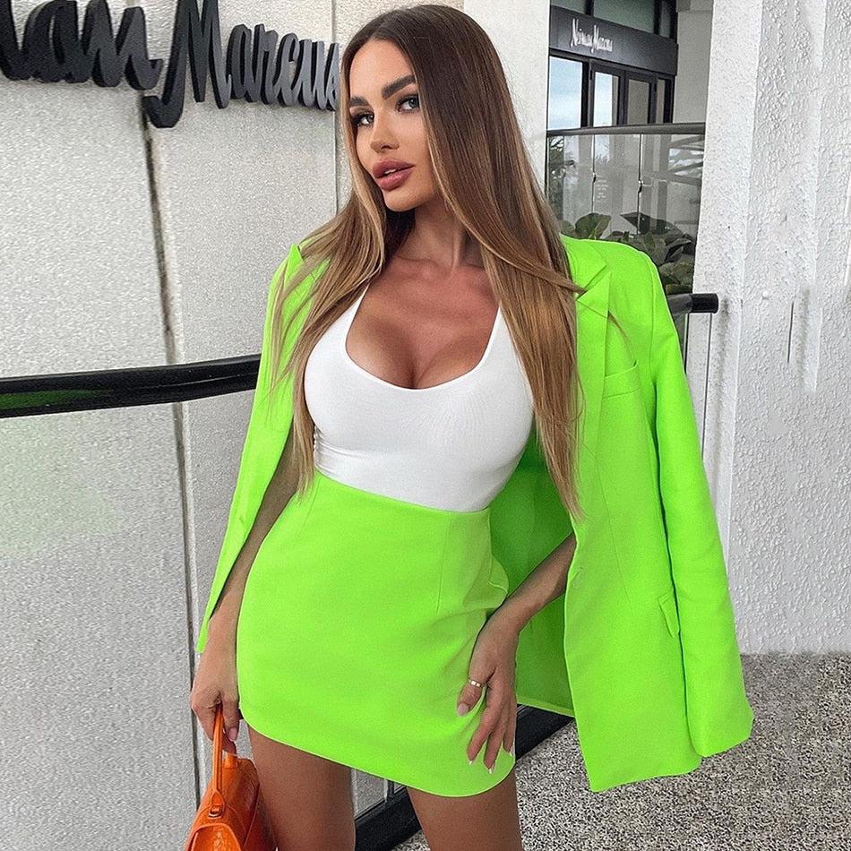 Deux Pièces Vert Fluo Mini Jupe & Blazer Look New York 2022 - Paris Deluxe